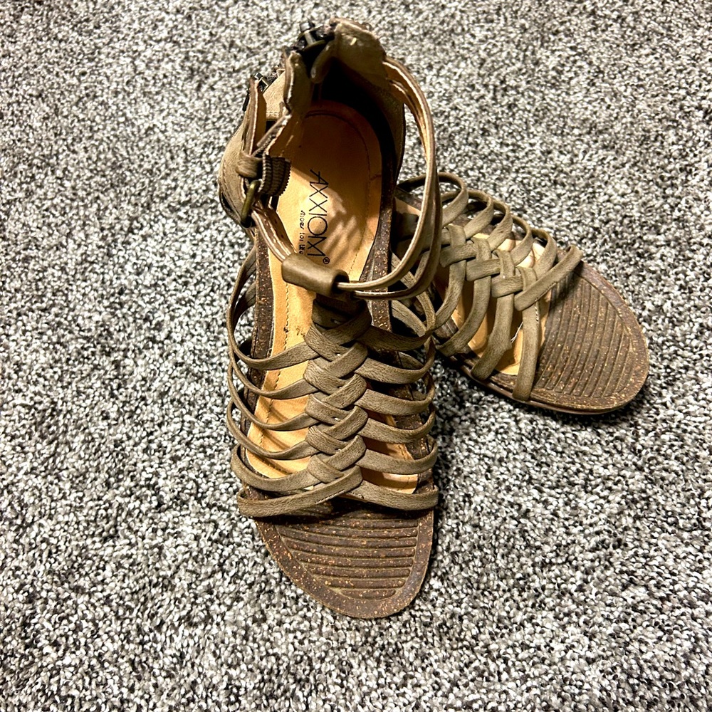 COMFORTABLE sandals with arch support and solid sole.